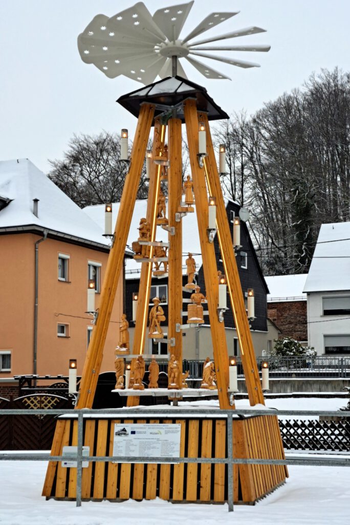 Pyramide mit Schnee